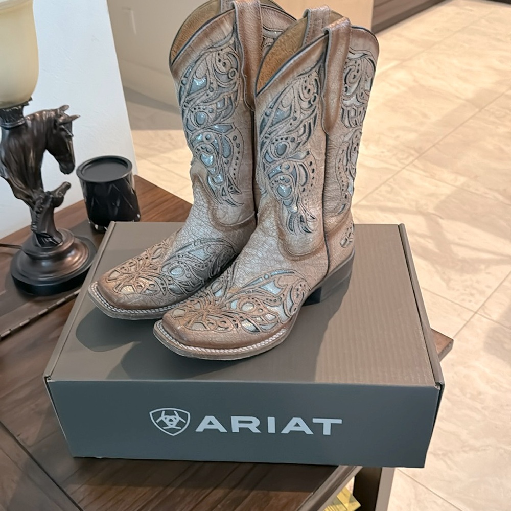 Women’s ARIAT size 6.5 boots color Brown width B Medium. In great condition.